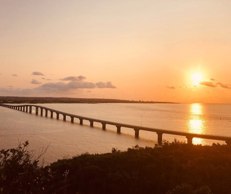 朝陽と来間大橋