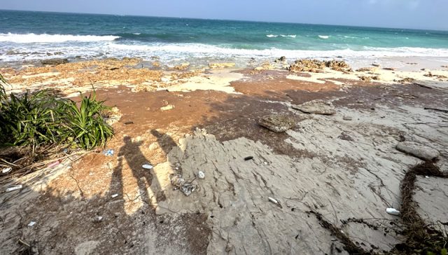 台風後の長間浜